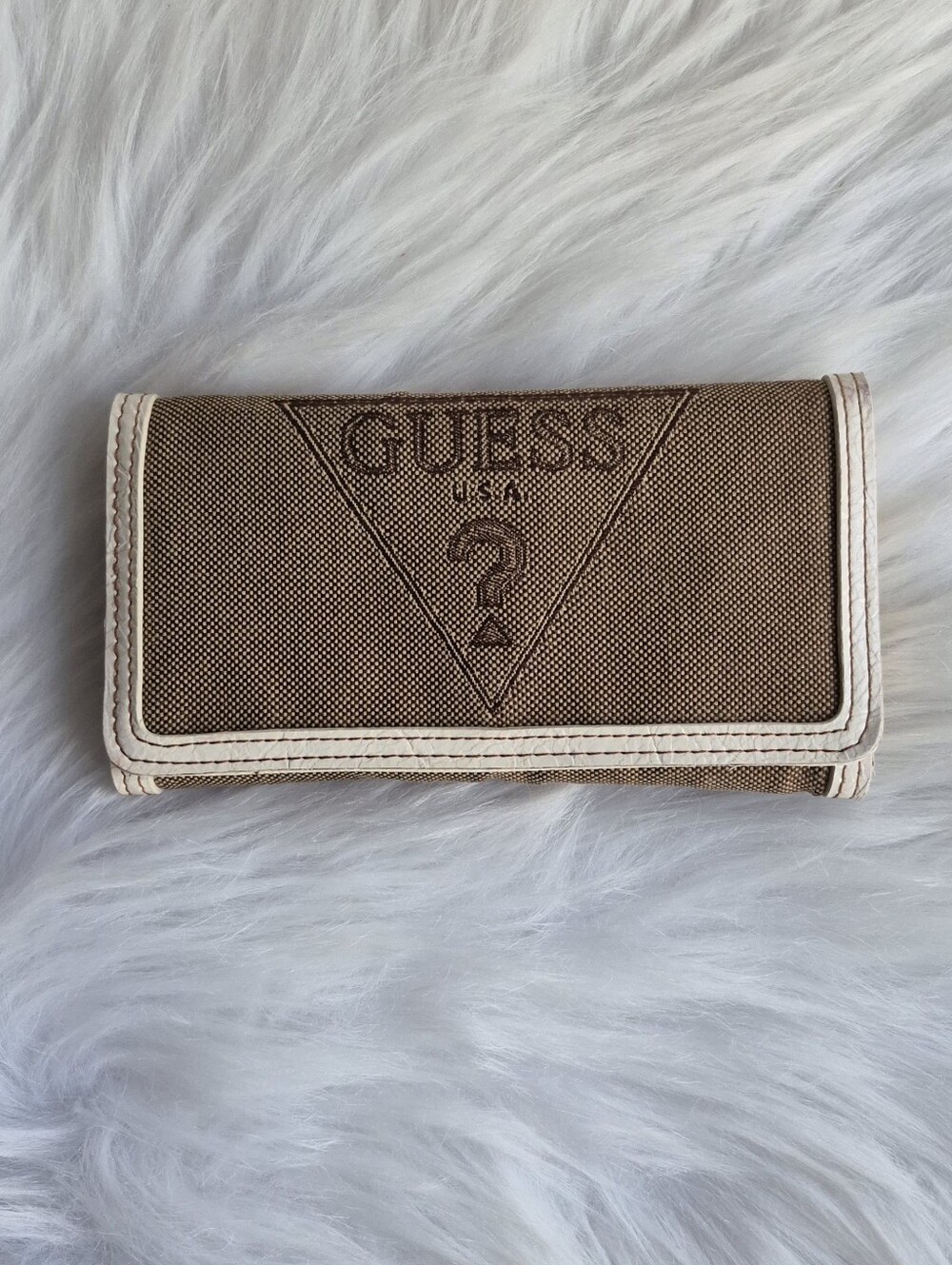 GUESS Brown & White Tri-Fold Logo Wallet – Vintage Style